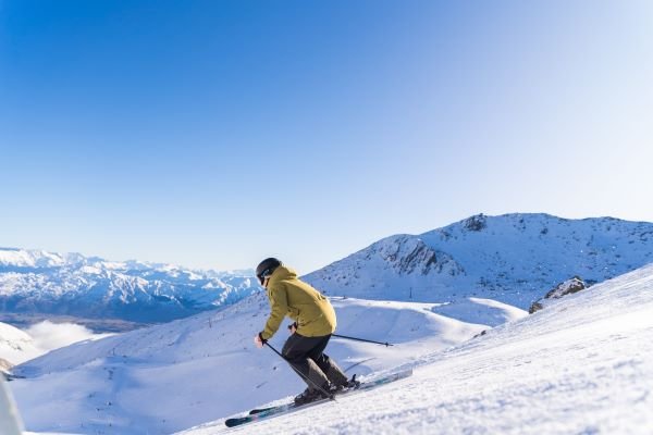https://staging.nztour.co.nz/wp-content/uploads/Skiing-in-action-.jpg
