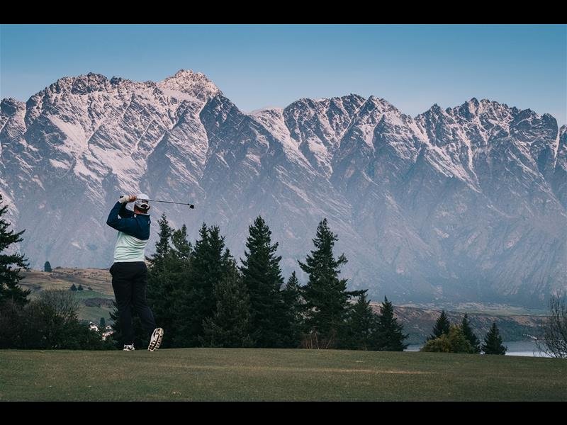 https://staging.nztour.co.nz/wp-content/uploads/golf-queenstown-golf-club-fairway-overlooking-snow.jpg