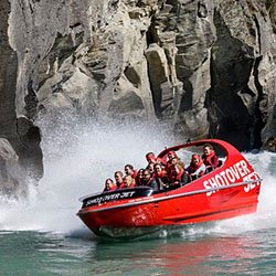 https://staging.nztour.co.nz/wp-content/uploads/queenstown-shotover-jet-MP.jpg