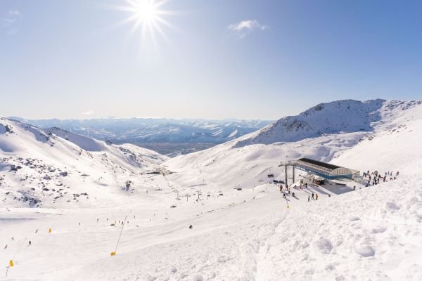 https://staging.nztour.co.nz/wp-content/uploads/queenstown-the-remarkables-ski-area.jpg